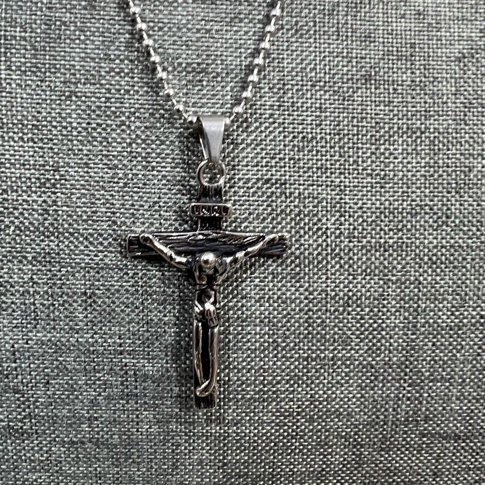 Stainless Steel Chain & Cross measures 20” Chain. Makes A Nice Exquisite☑️